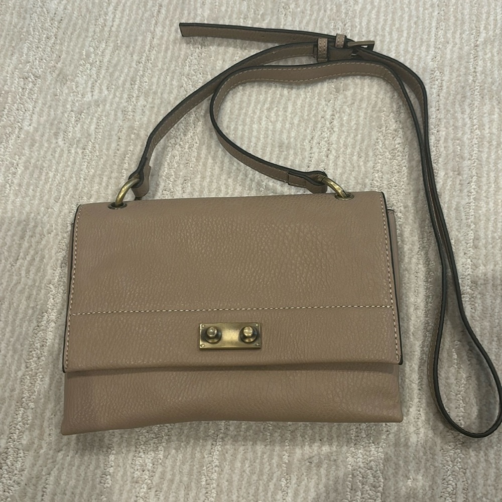 Sandra Robert’s square cross body bag. Taupe color